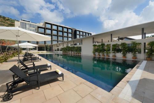 蒂鲁帕蒂马拉萨纳萨诺瓦尊贵酒店的享有酒店外景,设有游泳池