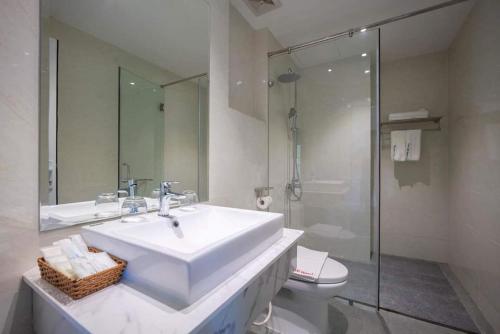 富国UM-PQ hotel Phú Quốc的一间带水槽、淋浴和卫生间的浴室