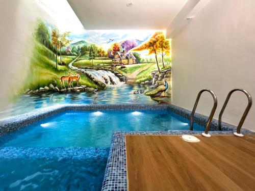 蓬蒂切里Villa Krish的墙上画画的游泳池