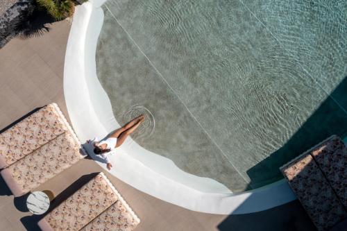 易莫洛林Cresanto Luxury Suites的游泳池内人头顶的景色