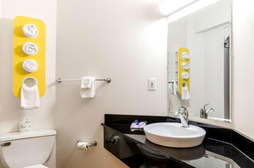 拉斯克鲁塞斯Motel 6-Las Cruces, NM - Telshor的浴室配有白色卫生间和盥洗盆。
