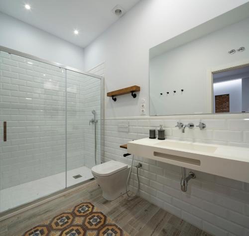 格拉纳达Santa Escolástica en pleno centro de Granada的浴室配有卫生间、盥洗盆和淋浴。