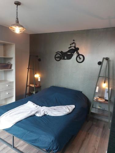 莫尔比耶Style of Industry的卧室配有一张挂在墙上的摩托车床
