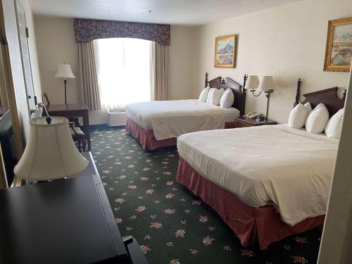 EurekaSureStay Hotel by Best Western Eureka的酒店客房设有两张床和窗户。