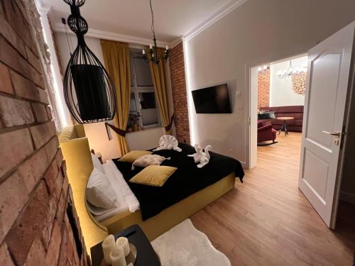 弗罗茨瓦夫Brick Castle - Apartament Helga的一间卧室设有一张床和一间客厅。