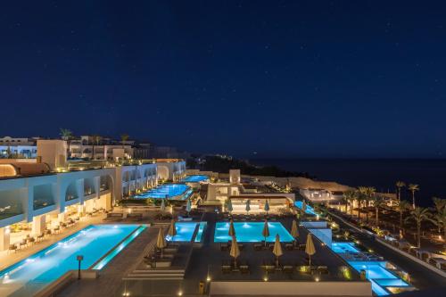 沙姆沙伊赫White Hills Resort的享有酒店游泳池的夜间景色