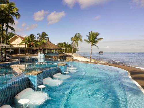 潘托皮芒艾美度假酒店的毗邻海滩的游泳池