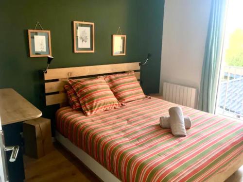 阿卡雄T2 stylé/calme et confortable的一间卧室配有带条纹被子的床