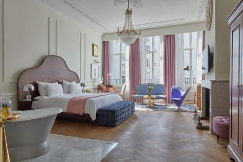 阿姆斯特丹阿姆斯特丹普利策酒店的卧室配有床和浴缸