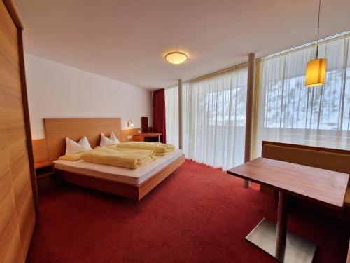 索尔达Hotel Mignon的酒店客房设有床和窗户。