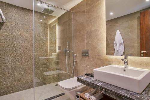 沙姆沙伊赫玛丽蒂姆沙姆沙伊赫赌场度假酒店的浴室配有卫生间、盥洗盆和淋浴。
