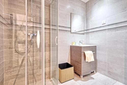 欧奈索斯博伊斯Residence 4T - 33 Avenue Gaston Chauvin的带淋浴和盥洗盆的浴室
