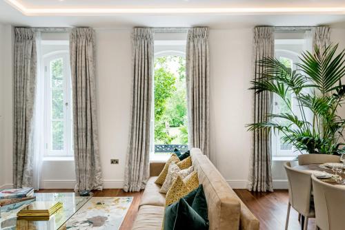 伦敦Buckingham & Lloyds的带沙发和窗户的客厅