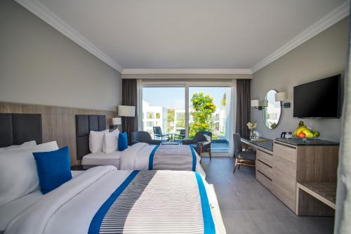 沙姆沙伊赫玛丽蒂姆沙姆沙伊赫赌场度假酒店的酒店客房设有两张床和电视。