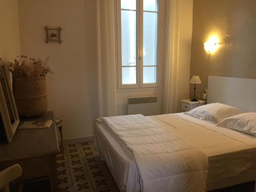 圣马迪拉莫Maison au bord de mer的卧室配有一张大白色床和窗户