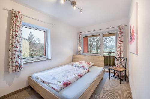 慕尼黑Haus Rose Muc City的一间卧室设有一张床和两个窗户。