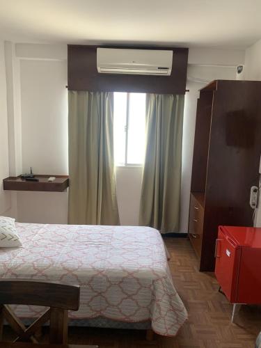 洛马斯-德萨莫拉GORRITI VIEW的酒店客房设有床和窗户。
