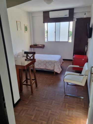 洛马斯-德萨莫拉GORRITI VIEW的一间卧室配有一张床、一张桌子和一张桌子