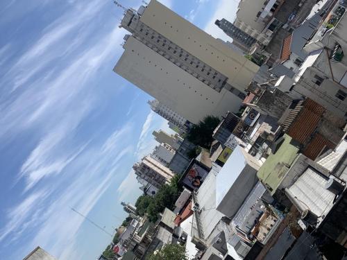 洛马斯-德萨莫拉GORRITI VIEW的城市中一群高大的建筑