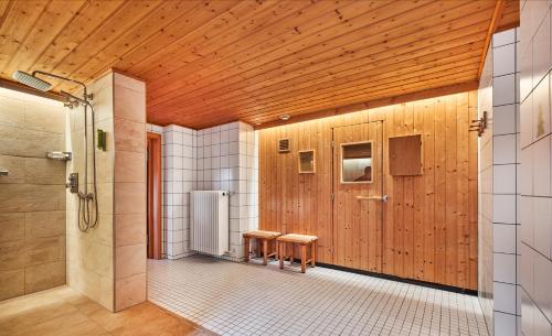 茨维泽尔Hotel zur Waldbahn的带淋浴的浴室和2张凳子