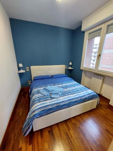 佩鲁贾Casa Maria Bonaparte Valentini的一间卧室配有一张蓝色墙壁和木地板。