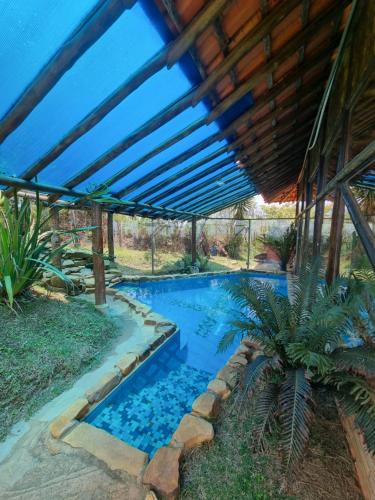 卡兰卡斯Pousada Mirante Serra Verde的凉亭下游泳池的顶部景色