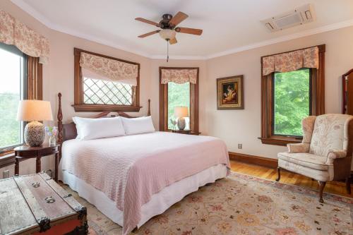 Jericho辛克莱住宿加早餐旅馆的一间卧室配有一张床、一把椅子和窗户。