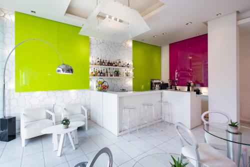 波托什Afrodite Suites的厨房拥有色彩缤纷的墙壁和桌椅