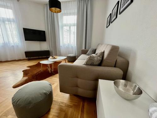 莱比锡FirstClass 2R_Apartment in Leipzig的客厅配有沙发和桌子
