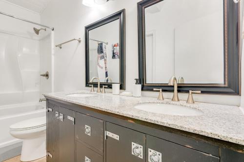 亚特兰大Drew Valley Villa的一间带两个盥洗盆和卫生间的浴室