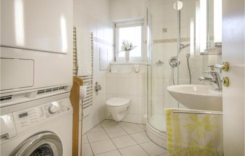 申瓦尔德Amazing Apartment In Schnwald Im Schwarzwa With House A Mountain View的浴室配有卫生间水槽和洗衣机。