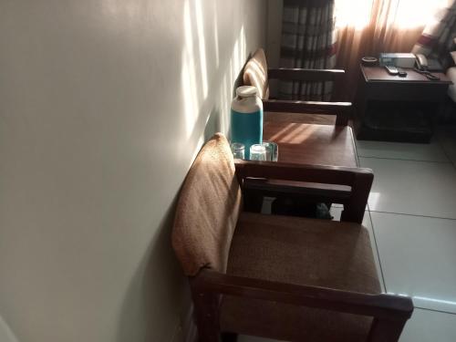 卡拉奇比拉酒店的桌子和椅子,上面有一瓶