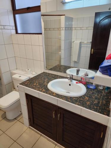 迪亚尼海滩Morning Star Diani的一间带水槽和卫生间的浴室