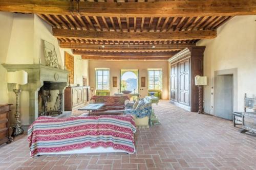卢卡Villa Barsocchini的一个带壁炉和沙发的大客厅