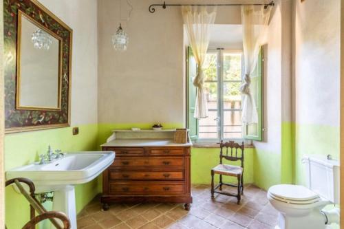 卢卡Villa Barsocchini的一间带水槽、浴缸和卫生间的浴室