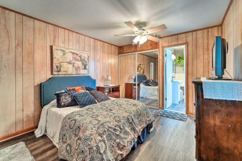 杰克逊维尔Jacksonville Getaway about 4 Mi to Downtown!的一间卧室配有一张床和吊扇