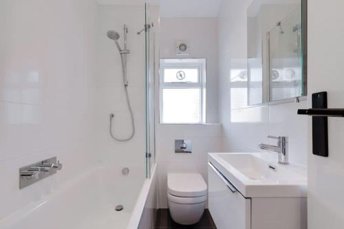 伦敦Stairway To Heaven - Fitzrovia - by Frankie Says的白色的浴室设有卫生间和水槽。