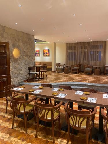 亚的斯亚贝巴Social House的一间设有木桌和椅子的餐厅