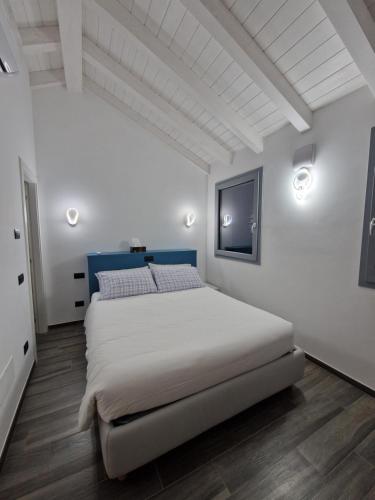 贝拉吉奥Bellagio Il Crotto的一间白色客房内配有一张大床的卧室