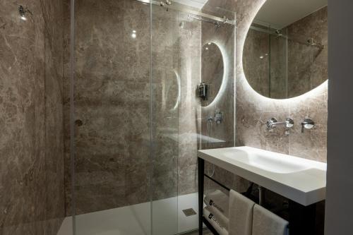 里斯本Rossio FLH Suites的一间带水槽和淋浴的浴室