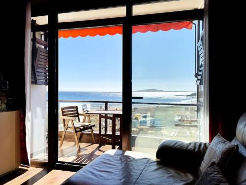 梅莱纳拉Bereli Beach的客厅设有海景阳台。