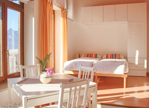 托尔博莱S托梅纳戈托尔博莱乡村民宿的卧室配有一张床和一张桌子及椅子