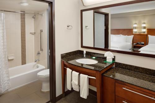 普林斯顿普林斯顿凯悦嘉轩酒店的一间带水槽、卫生间和镜子的浴室