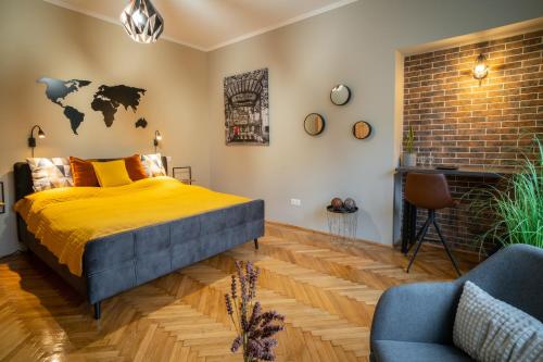 米什科尔茨Belvárosi apartman 'Bronze'的一间卧室设有一张大床和砖墙