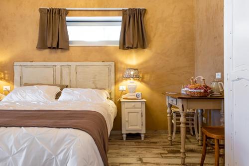 拉奎拉Aria di Bosco的一间卧室配有一张床、一张书桌和一个窗户。