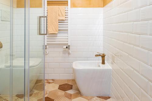 拉奎拉Aria di Bosco的白色的浴室设有水槽和卫生间。