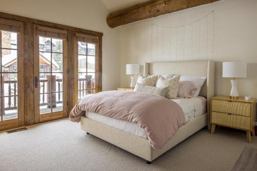 大天空市Western Tanager Cabin的一间卧室设有一张床和一个大窗户