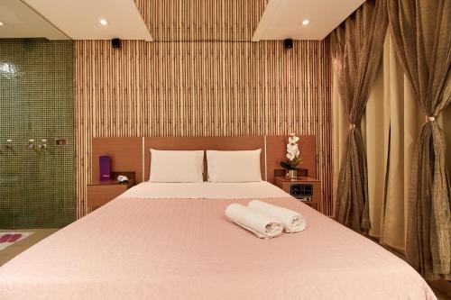 圣保罗Intense Motel的一间卧室配有一张大床和毛巾
