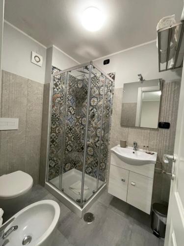托瓦尼亚ALDIVA ROOMS的带淋浴、卫生间和盥洗盆的浴室