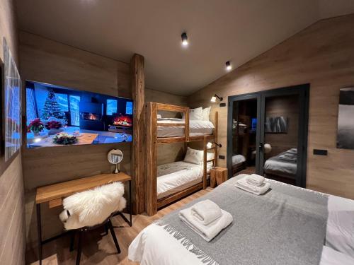 索尔德乌Luxury Summit Penthouse - Soldeu - By Ski Chalet Andorra的一间带两张双层床的卧室和一间浴室